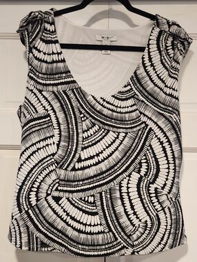 White House Black Market Black & White Abstract Sleeveless V-Neck Tank